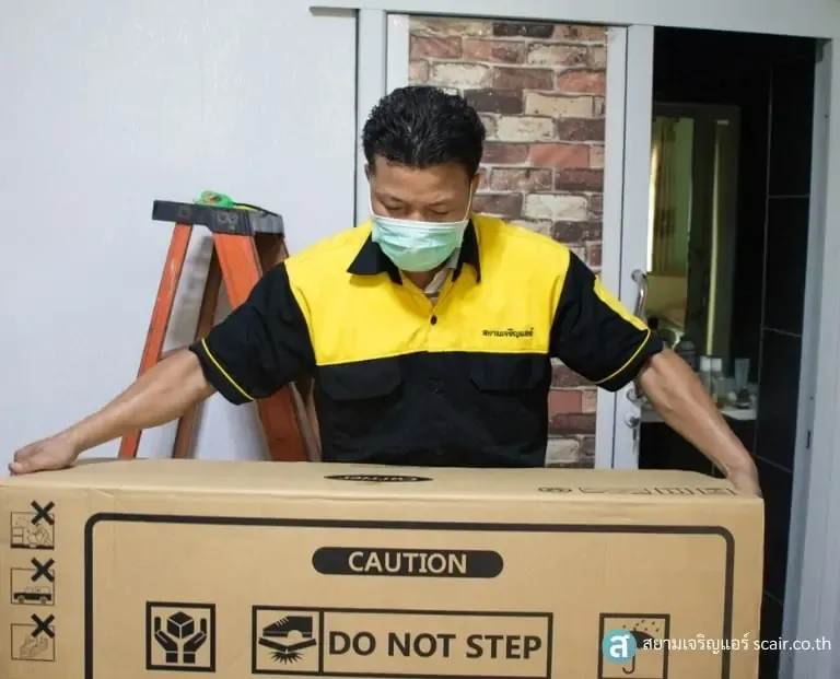 ช่างแอร์สยามเจริญแอร์กำลังแกะกล่อง Carrier X-inverter Plus