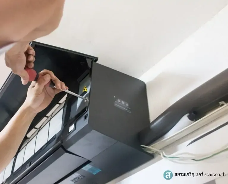 ช่างแอร์กำลังไขไขควงแอร์ Carrier X-inverter Plus