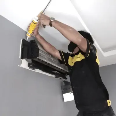 ช่างสยามเจริญแอร์กำลังล้างทำความสะอาดแอร์