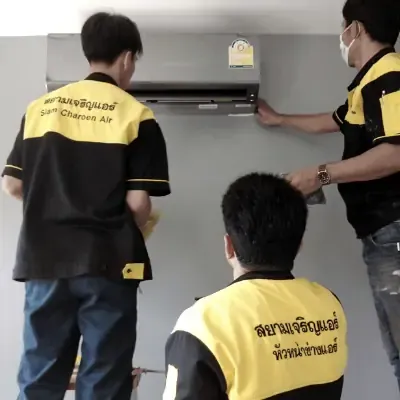 ช่างสยามเจริญแอร์กำลังติดตั้งแอร์