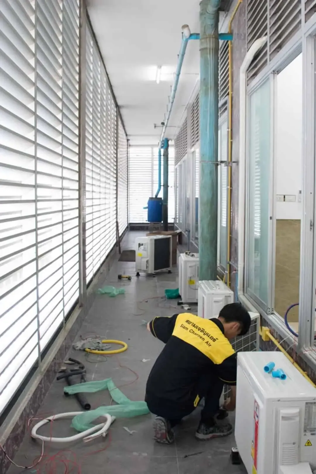 พนักงานสยามเจริญแอร์ช่างแอร์กำลังเก็บงาน